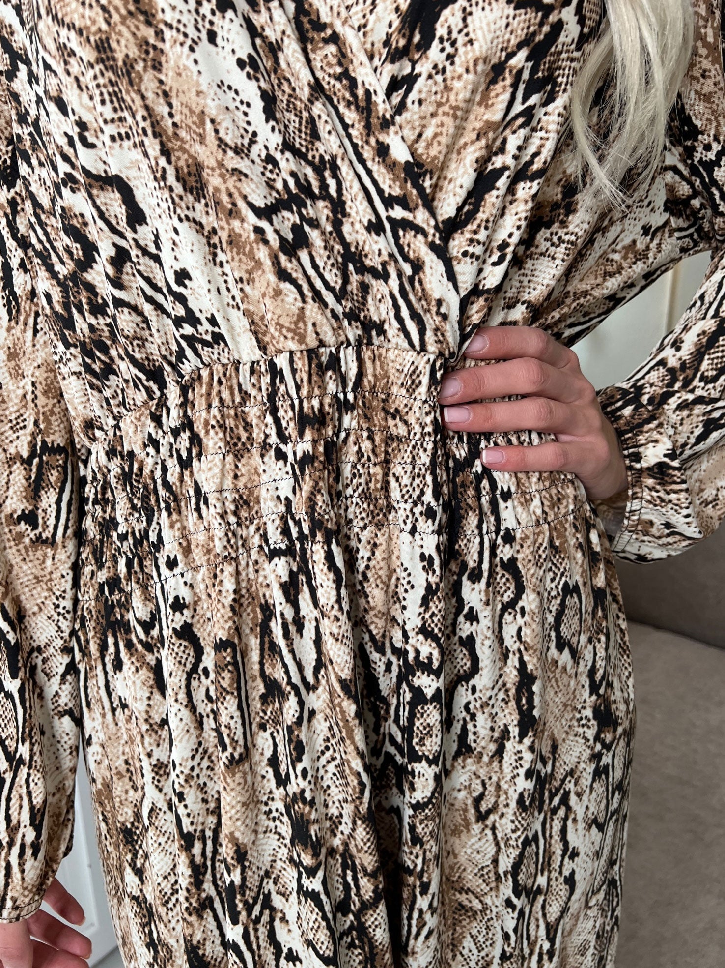 Pams Long Sleeve - Lång stretchig klänning i rynkfritt tyg i stora storlekar - Brown leo
